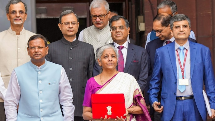 Budget 2024: बैंक ऋण के लिए नई व्यवस्था का ऐलान, 10 लाख से 20 लाख हुई मुद्रा लोन की लिमिट