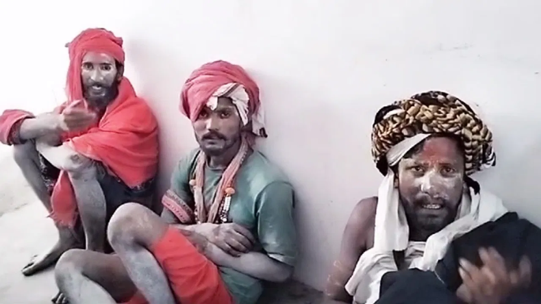 शख्स पहुंचा सैलून, फिर हुई थूक से मसाज, दोनों आखें थी बंद, देखें यहां और क्या हुआ….