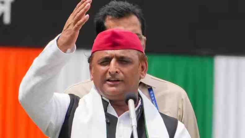 न कटेंगे, न बंटेंगे, पीडीए के साथ रहेंगे, योगी के ‘कटेंगे तो बटेंगे बयान पर पलटवार करते हुए, सपा कार्यालय के बाहर लगे पोस्टर