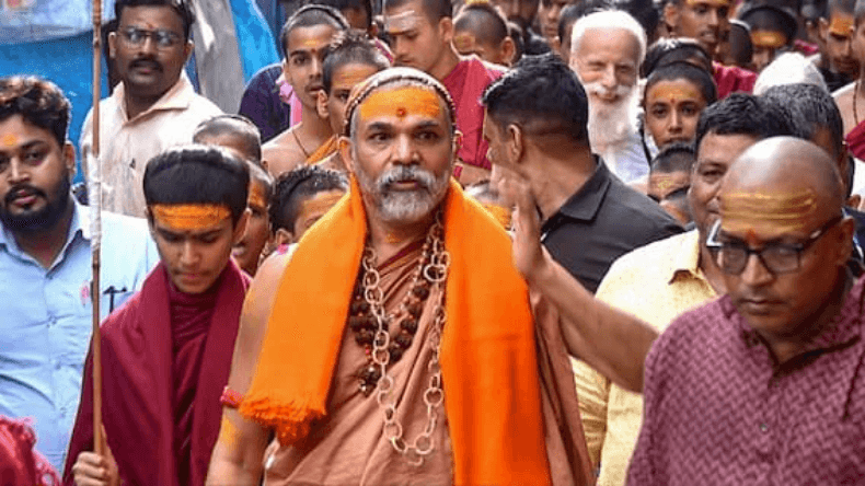 मस्जिद के पास पुलिस पर हुआ पथराव, जान बचाने के लिए हटना पड़ा पीछे, शंकराचार्य ने उठाए सवाल