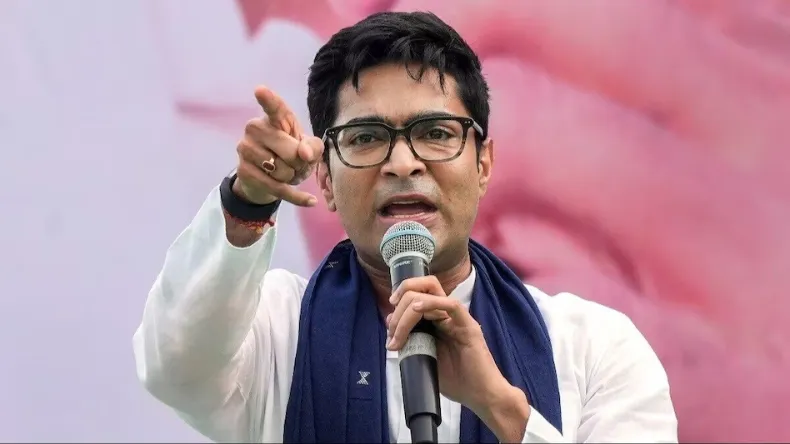 तृणमूल कांग्रेस की स्टूडेंट विंग ने दिखाए काले झंडे तो बंगाल के राज्यपाल का आया अजब बयान