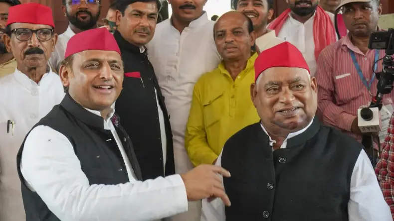 मिल्कीपुर में बेटा हारा तो संसद में हल्ला करने लगे अवधेश, अखिलेश के बगल में बैठकर योगी को खूब सुनाया