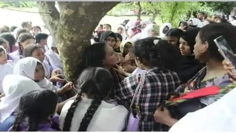 Video: बांग्लादेश में कट्टरपंथियों का आतंक जारी! हिंदू शिक्षक से जबरन लिखवाया इस्तीफा, फिर घेरकर पीटा