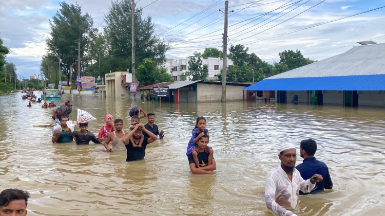 Delhi-NCR में आंधी-तूफान के साथ भारी बारिश, सड़कों पर भरा पानी और जारी करना पड़ा रेड अलर्ट, मंत्री जी हाफ पैंट में सड़क पर!