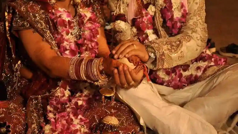 ट्रेन पर पत्थर फेंकने पर क्या है सजा, रेलवे कानून में क्या हैं इसके प्रावधान?
