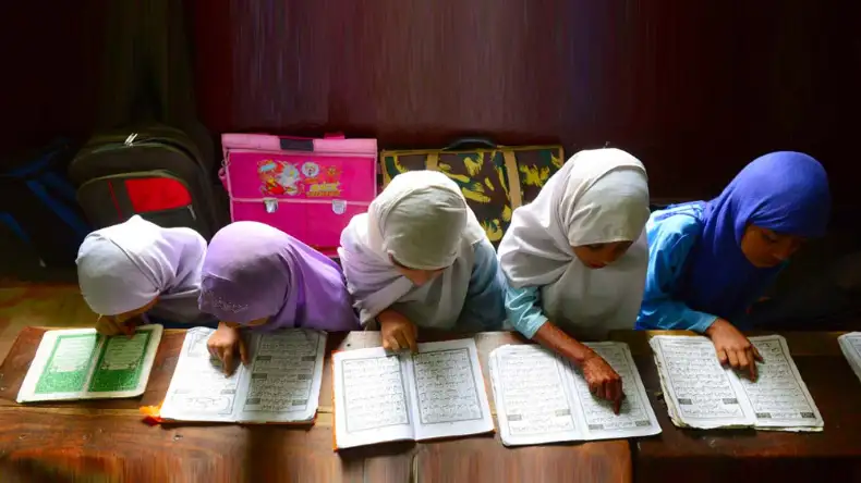 बीच सड़क पर छात्राओं ने चप्पलों से मनचले आशिक को पीटा, रोजाना आते-जाते करता था पीछा