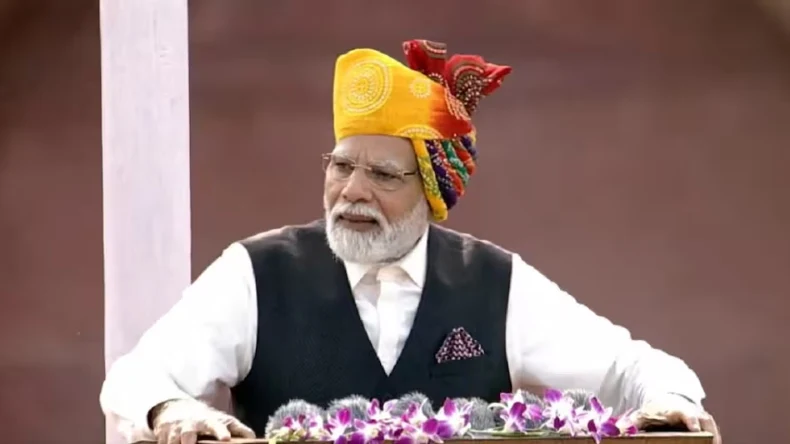 पिंजरे में बंद शेर को चिढ़ाने शख्स रहा था शख्स फिर हुआ यह हादसा
