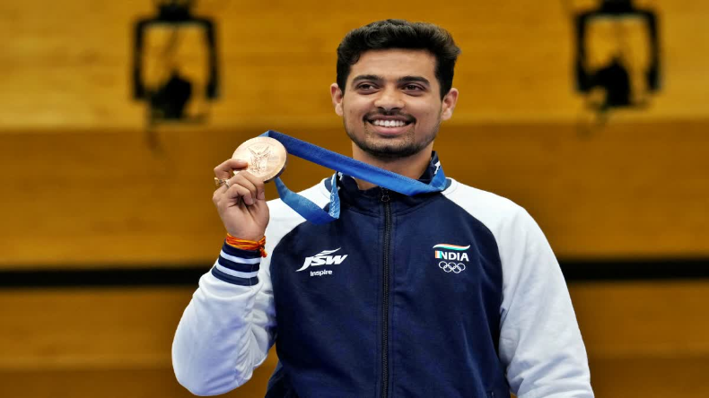 स्वप्निल कुसाले ने देश के लिए जीता ब्रॉन्ज मेडल, पिता ने महारष्ट्र सरकार से की 5 करोड़ समेत 1 फ्लैट की मांग