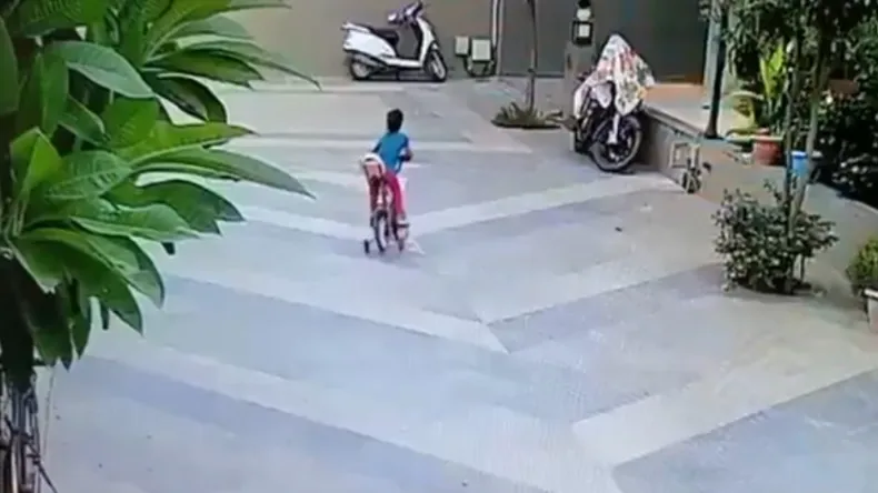 बुलेट की स्पीड से आई कार और हवा में उड़े दो लोग, रोंगटे खड़े कर देगा यह वीडियो