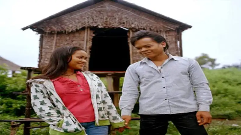 बीच सड़क पर छात्राओं ने चप्पलों से मनचले आशिक को पीटा, रोजाना आते-जाते करता था पीछा