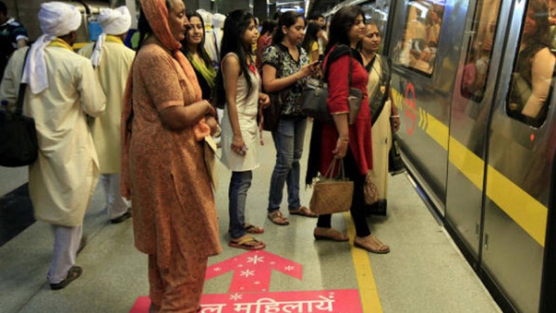 बस की स्ट्राइक के कारण दिल्ली मेट्रो में बढ़ी भीड़, टूटे सारे रिकॉर्ड