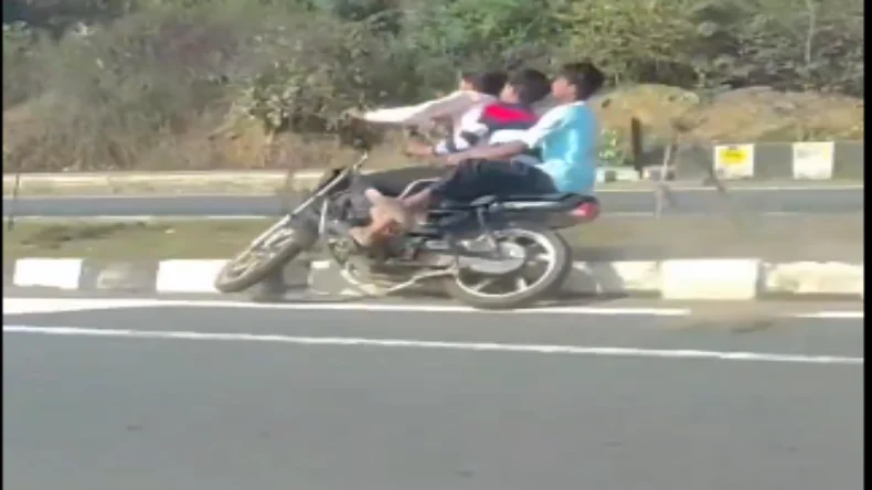 VIDEO: फोन के चक्कर में महिला का हुआ एक्सीडेंट, ऐसी बेवकूफी देखकर लोग हुए हैरान, देखें वीडियो