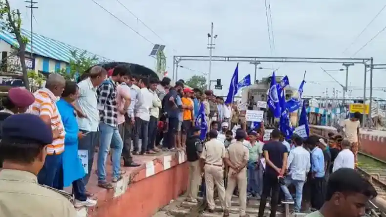 ओहो गलती से भारी मिस्टेक हो गया साहब! पटना में लाठीचार्ज के दौरान SDM को मारा दे डंडा