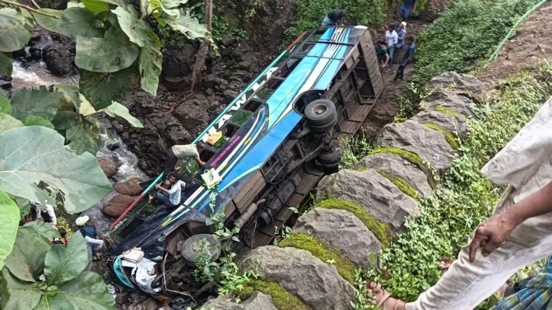 बीजेपी नेता को किया अश्लील इशारे, महिला के जिस्म की नुमाइश, भगवा का उड़ा मजाक!