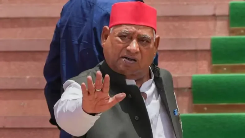 मिल्कीपुर में बेटा हारा तो संसद में हल्ला करने लगे अवधेश, अखिलेश के बगल में बैठकर योगी को खूब सुनाया