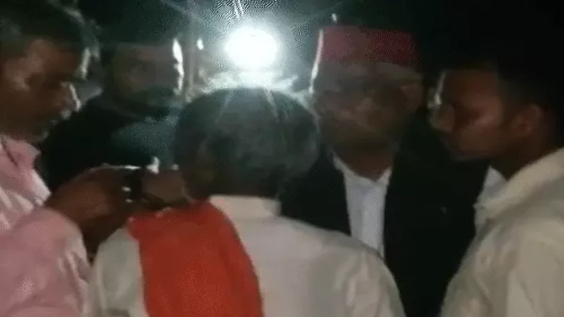 मिल्कीपुर में बेटा हारा तो संसद में हल्ला करने लगे अवधेश, अखिलेश के बगल में बैठकर योगी को खूब सुनाया