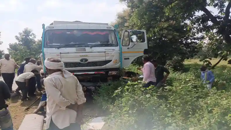 दमोह में दर्दनाक हादसा: तेज रफ्तार ट्रक ने ऑटो को कुचला, 7 लोगों की मौत
