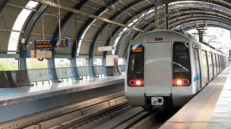 बस की स्ट्राइक के कारण दिल्ली मेट्रो में बढ़ी भीड़, टूटे सारे रिकॉर्ड