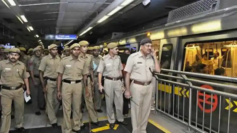 दिल्ली मेट्रो में छिड़ी जंग, सीट को लेकर ऐसा झगड़ा नहीं देखा होगा! देखें Viral Video