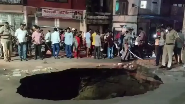 रोड पर गिराया फिर बरसाने लगा लात-घूंसे, सड़क पर मचा बवाल, Video वायरल