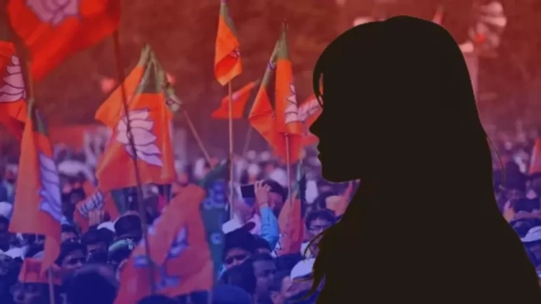 VIDEO: गजब! प्लेन के सामने बैठ कर सिगरेट फूंकने लगे पाकिस्तानी यात्री, वीडियो देखकर चकरा जाएगा सिर