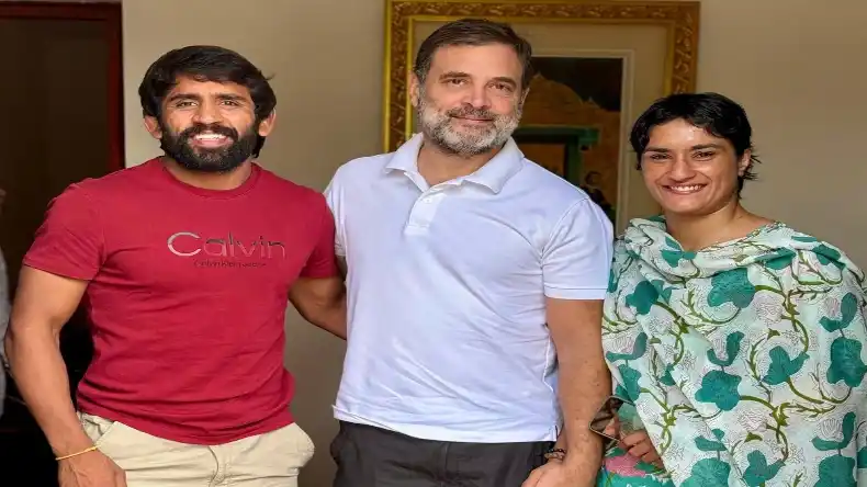 विनेश फोगाट-बजरंग पूनिया आज थामेंगे कांग्रेस का हाथ, दिल्ली पहुंचे दोनों पहलवान
