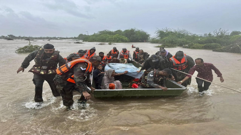 12 राज्यों में कड़ाके की ठंड, इन जगहों पर बारिश की चेतावनी, जानें दिल्ली का हाल