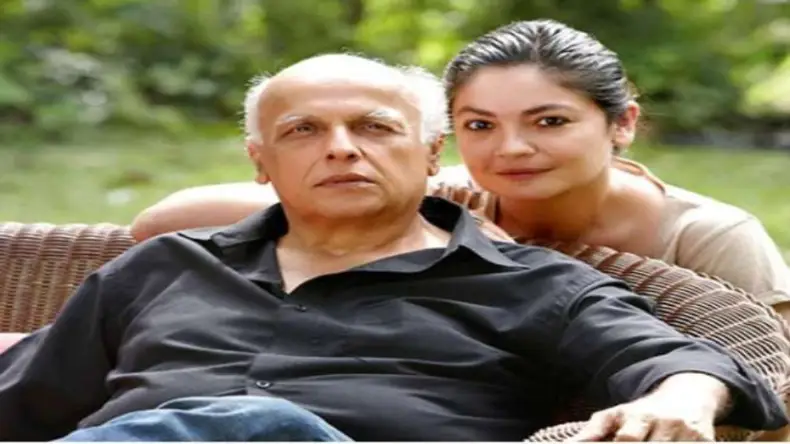 अपनी बेटी के होठों को सरेआम चूमता है यह बॉलीवुड डायरेक्टर, हॉटनेस देखकर बनाना चाहता था उसे बीबी