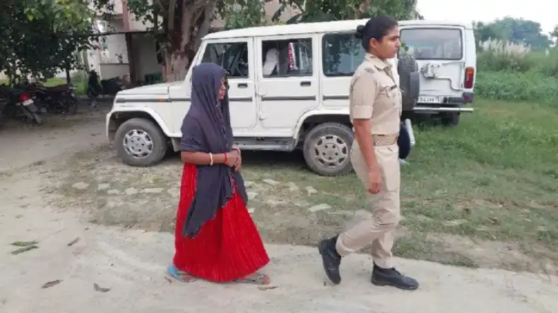 VIDEO: मारोगी तो नहीं मां….पढ़ाई करते हुए मां से बोला मासूम, वीडियो देखकर भड़के लोग