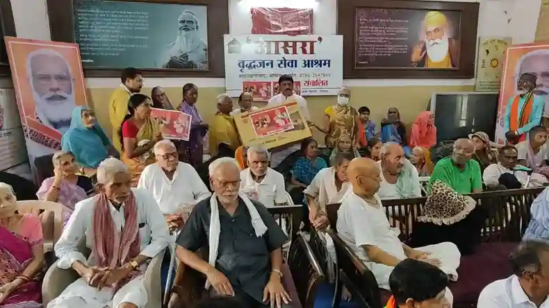 प्लीज पापा की आखिरी निशानी दे दो! दाह संस्कार में नहीं आए, अब लगा रहे वृद्धाश्रम के चक्कर