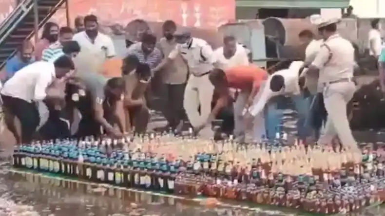 VIDEO: बीच सड़क पर युवती से छेड़खानी कर रहा था अधेड़, लड़की ने चप्पलों से पीटा तो छूने लगा पैर, देखें वीडियो