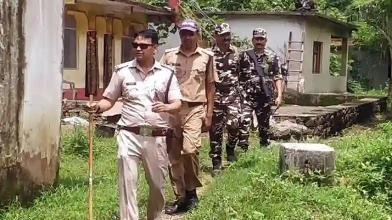 रोड पर गिराया फिर बरसाने लगा लात-घूंसे, सड़क पर मचा बवाल, Video वायरल