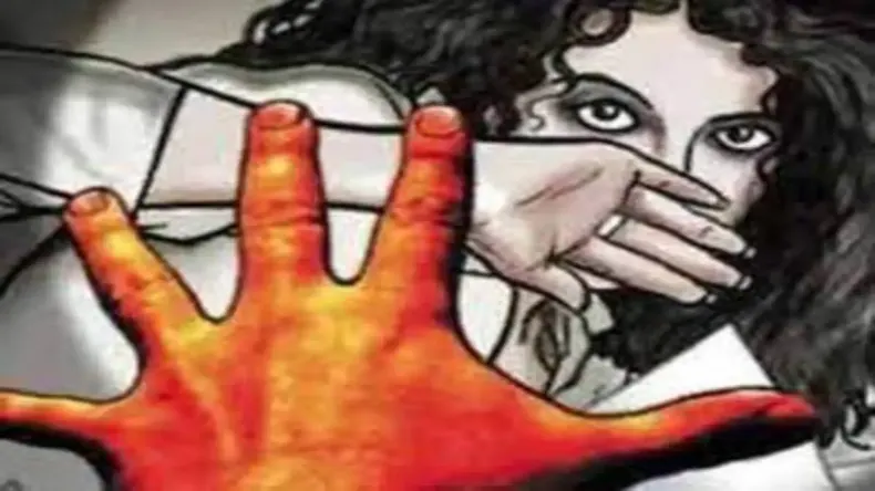 महिला के ऊपर से गुजर गई ट्रेन, फिर हुआ कुछ ऐसा… देखें वीडियो