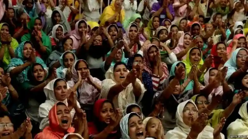 मुस्लिम लड़कियों ने हिंदू लड़कों के साथ किया ये काम, मौलाना को नहीं हुआ बर्दाश्त, उतरवाया हिजाब और करने लगा खूब…