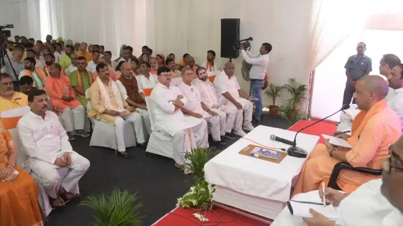 अयोध्या में कलेवा पहनना गुनाह! फ़ैक्ट्री मालिक ने सुनाया ऐसा तुगलकी फरमान फट पड़े हिंदू