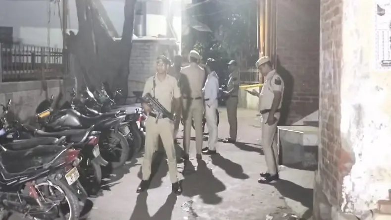 नंदन कानन एक्सप्रेस पर चली गोलियां, ट्रेन के कोच का टूटा शीशा, मची अफरा-तफरी