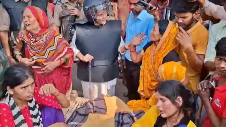 बहराइच हिंसा के लिए हिंदू जिम्मेदार, अखिलेश के नेता ने राम गोपाल मिश्रा को ही बता दिया दंगाई