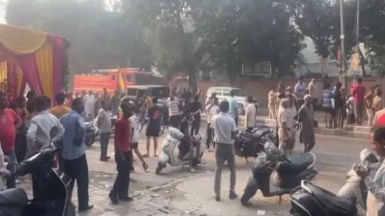 दिल्ली में कार सवार युवक की गुंडागर्दी, पुलिसकर्मियों को घसीटा