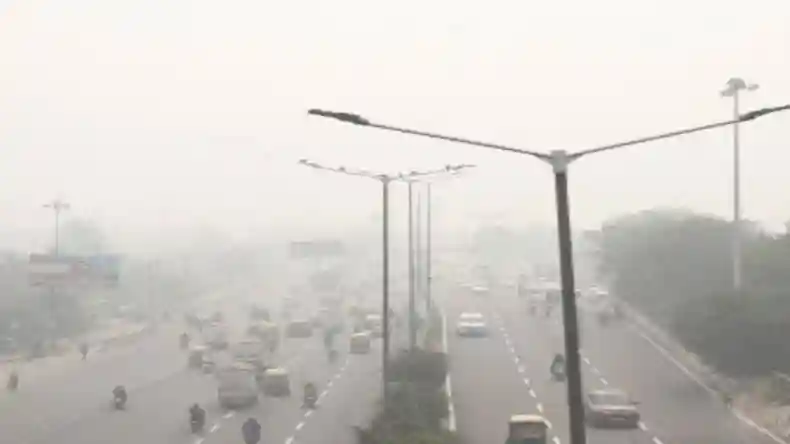 दिल्ली में लगातार बढ़ रही ठंड, 11 डिग्री सेल्सियस पहुंचा दिल्ली का तापमान