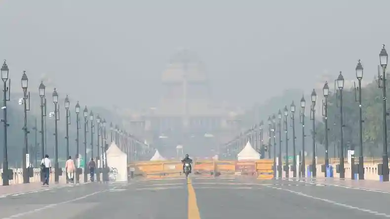 दिल्ली में लगातार बढ़ रही ठंड, 11 डिग्री सेल्सियस पहुंचा दिल्ली का तापमान