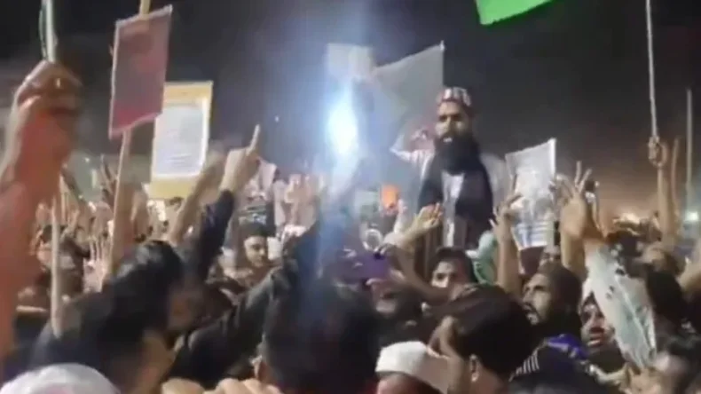 बीजेपी नेता को किया अश्लील इशारे, महिला के जिस्म की नुमाइश, भगवा का उड़ा मजाक!