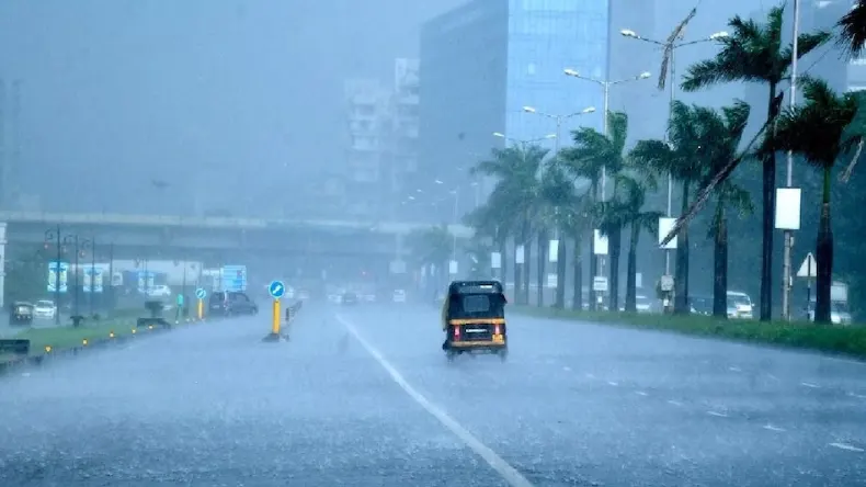 Weather Update: दिल्ली में आज भी हो सकती है बारिश, यूपी-बिहार में ठंडा हुआ मौसम