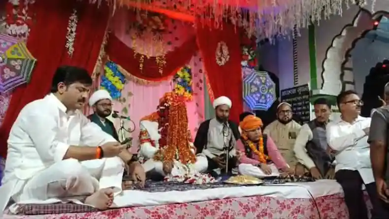 पहले माला पहनाया फिर दे दनादन… जौनपुर में नेताजी पर जमकर बरसे थप्पड़, Video हो रहा जमकर वायरल