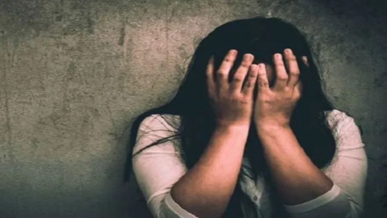 लड़कियों का बुर्का उतरवाकर बनाया वीडियो, लड़का निकला मुस्लिम, हो गया भारी बवाल