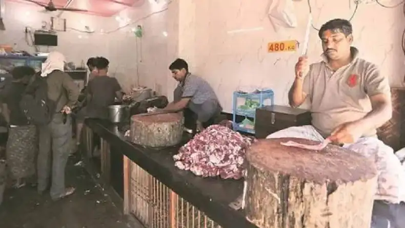 अयोध्या में लड़की को छेड़ रहा था बुलेट वाला साधू, पब्लिक ने चप्पल से मार-मार कर मुंह बिगाड़ दिया