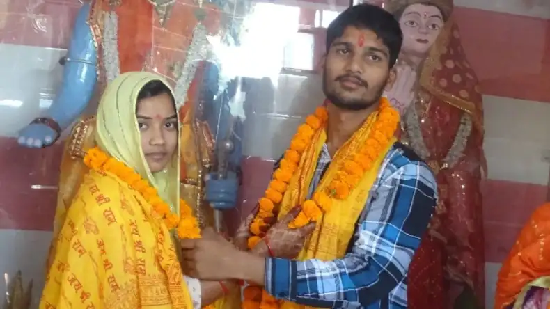 लड़कियों का बुर्का उतरवाकर बनाया वीडियो, लड़का निकला मुस्लिम, हो गया भारी बवाल