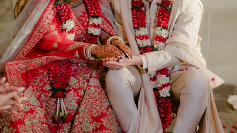 तेज आंधी के साथ गिरेगी बिजली, 5 राज्यों में भारी बारिश, 10 राज्यों में कोहरा, पढ़ें IMD का लेटेस्ट अपडेट?