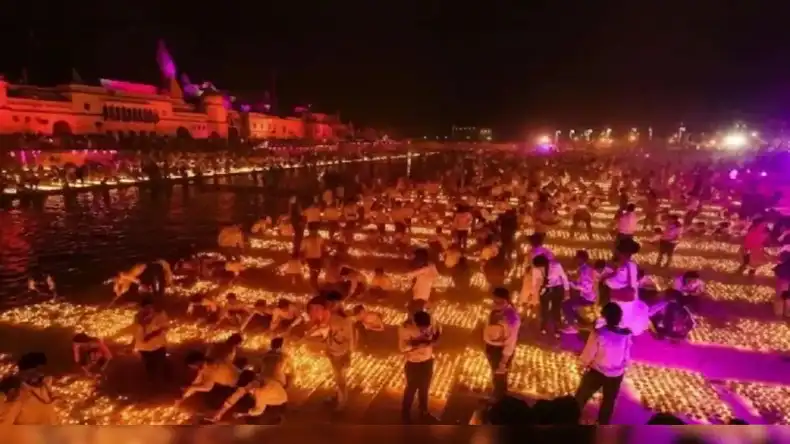 अयोध्या में लड़की को छेड़ रहा था बुलेट वाला साधू, पब्लिक ने चप्पल से मार-मार कर मुंह बिगाड़ दिया