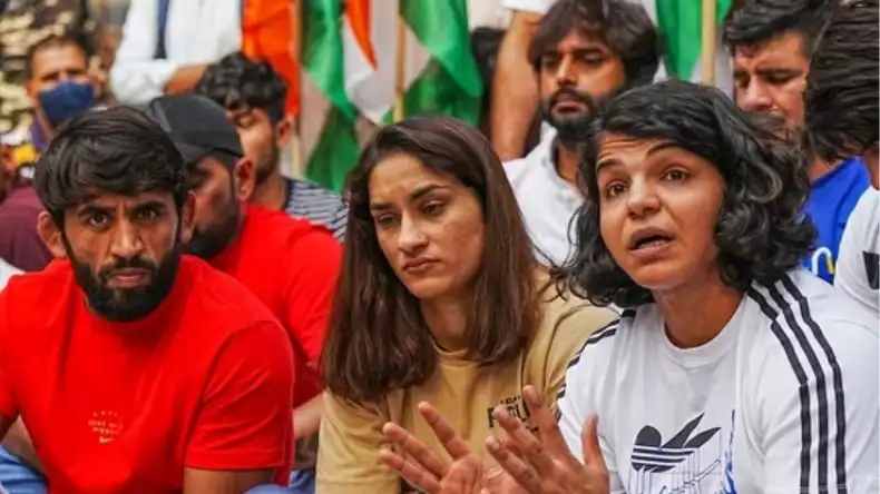 पहली बार विधानसभा पहुंचीं विनेश, शपथ लेते ही लगाया ये नारा