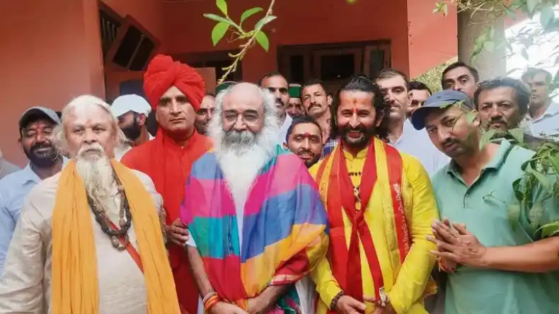 साधु-संतों ने दिखाई ताकत, मौलाना को लताड़ा, BJP की जीत के लिए लगाया एड़ी-चोटी का जोर